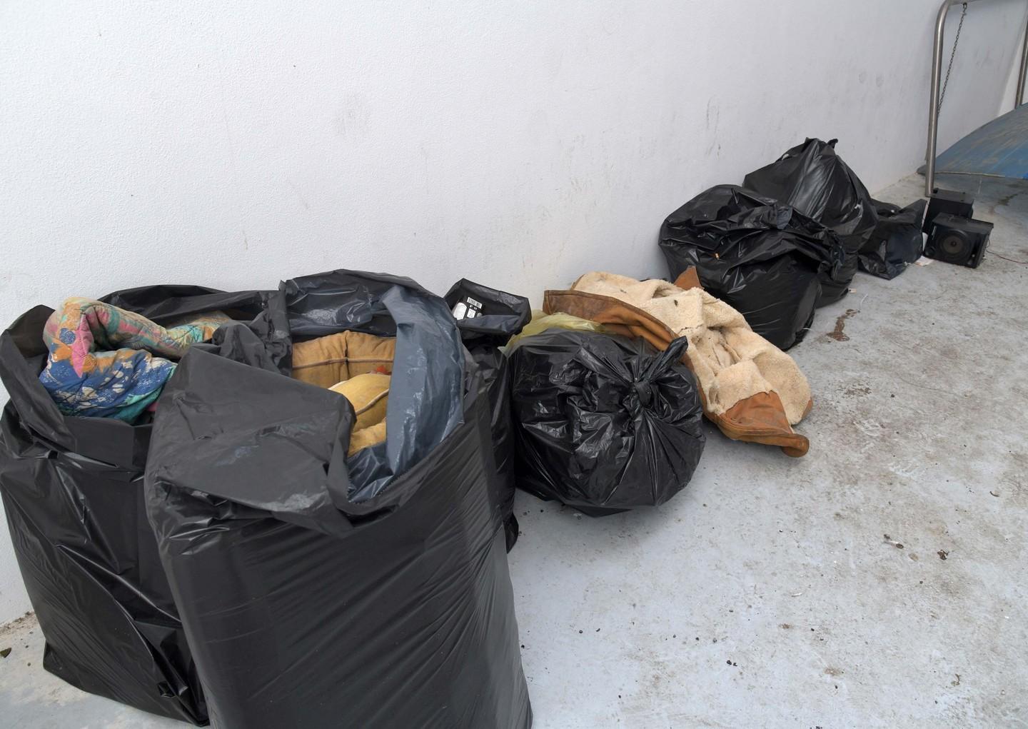 Le povere cose rimaste del clochard morto ad Arzachena che veniva maltrattato da alcuni bulli