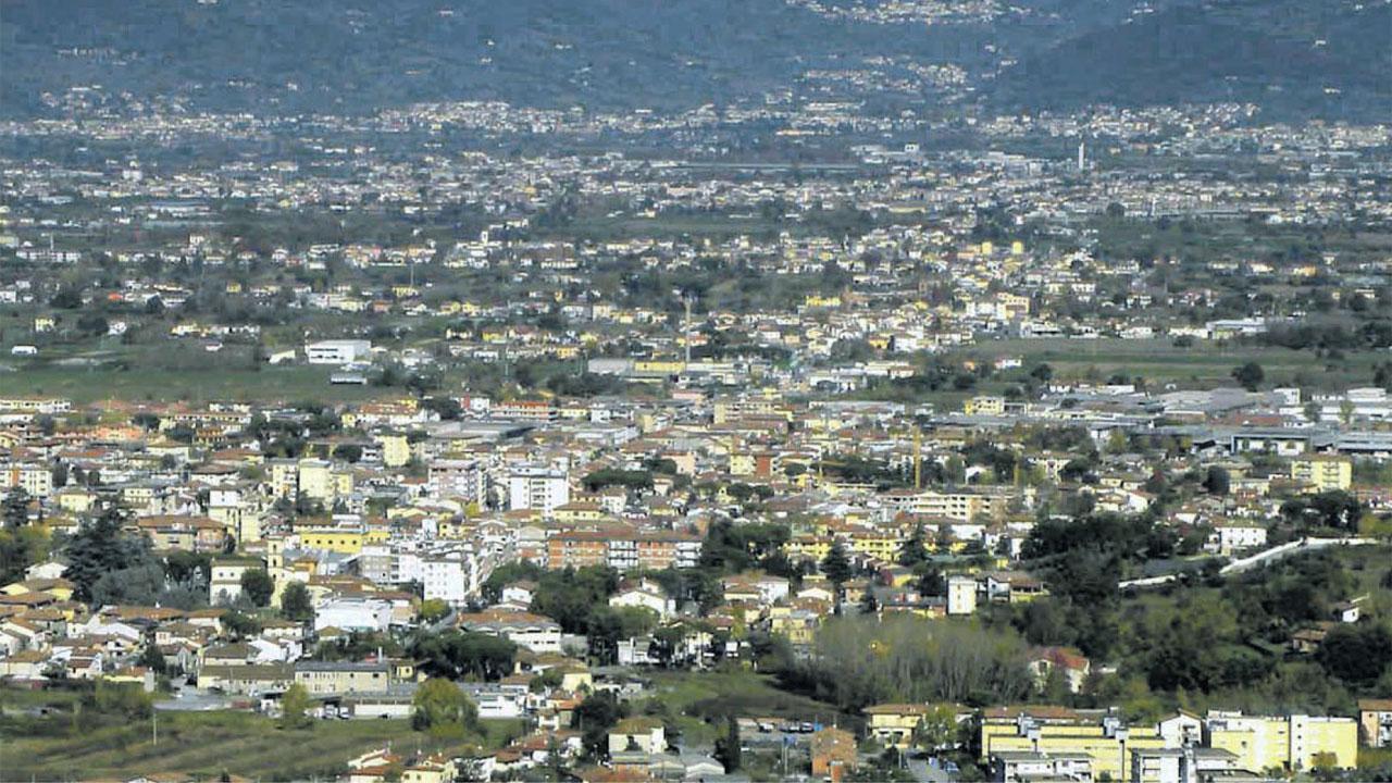 I capannoni a prezzo scontato della piana fanno gola alle aziende del distretto tessile