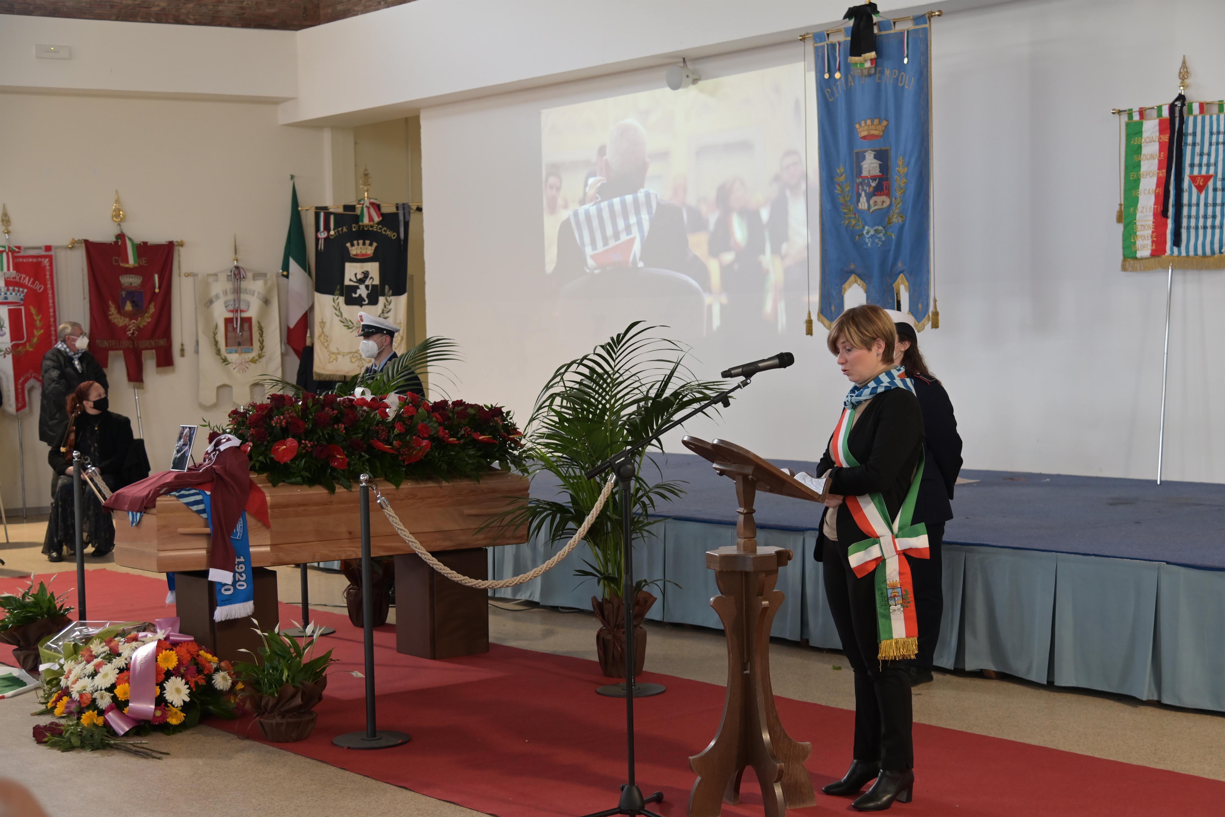 È stata la sindaca Barnini a ricordare l’ex assessore comunale e presidente onorario dell’Aned durante la cerimonia funebre (foto Carlo Sestini)