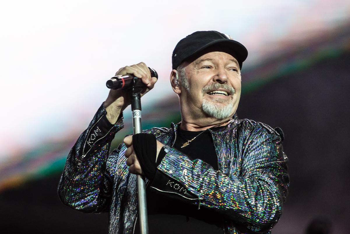 Vasco compie 69 anni: la festa è sui social