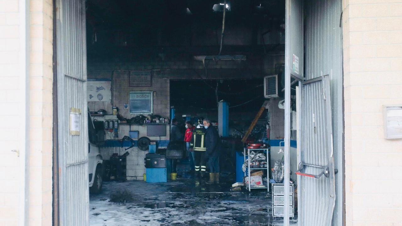 Cadelbosco Sopra, incendio nella notte: danni in un'autofficina