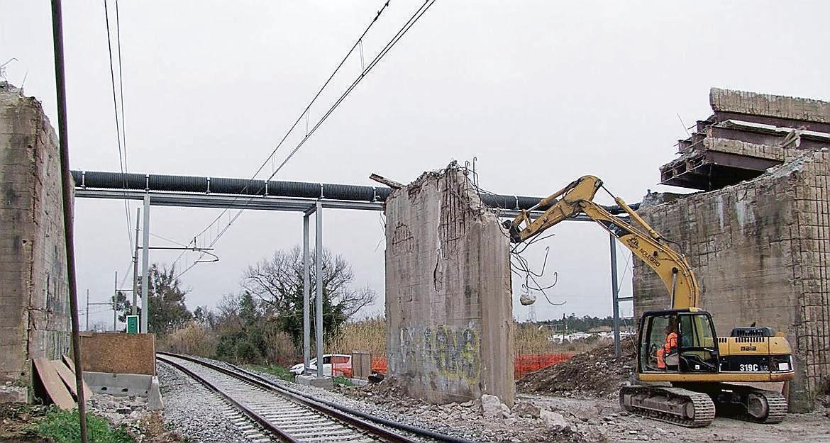 Abbattuto il ponte di Terre Rosse: nuovo cavalcavia pronto per l’estate 