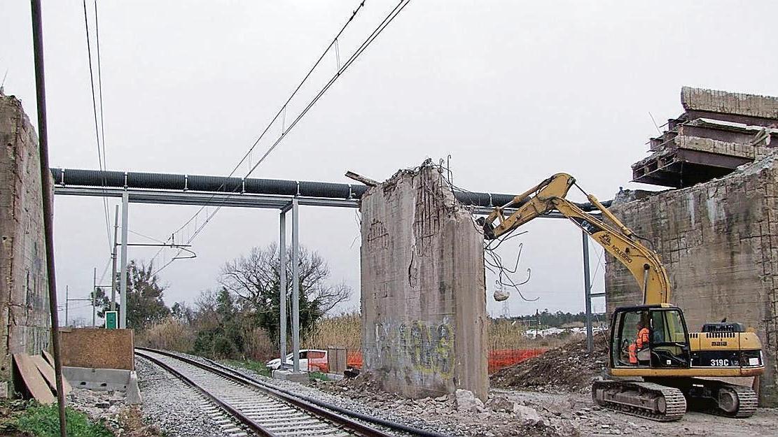 Abbattuto il ponte di Terre Rosse: nuovo cavalcavia pronto per l’estate