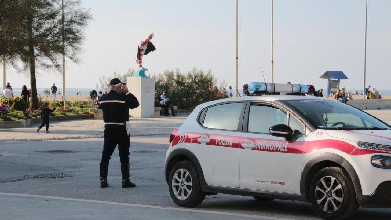 I vigili durante un controllo (foto d'archivio)