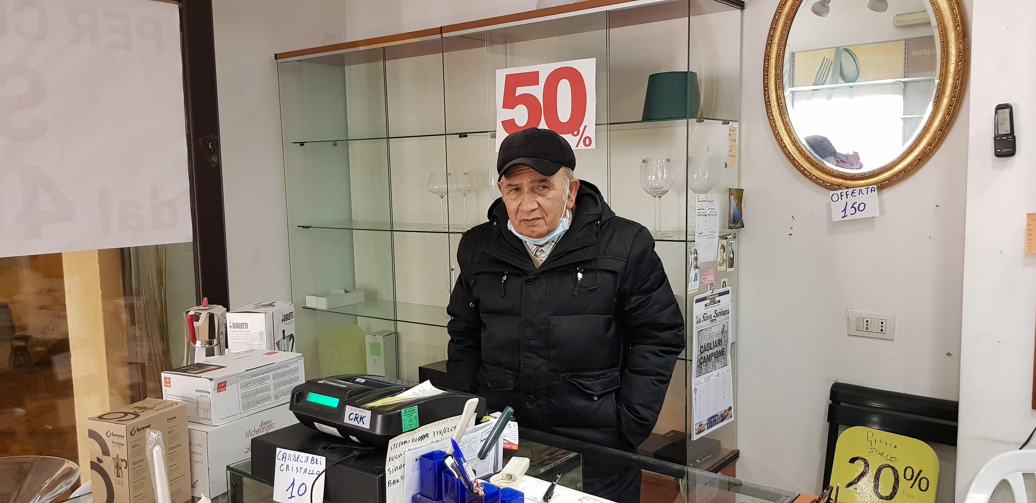 Zio Andrea Carta nel suo negozio ormai pronto alla chiusura