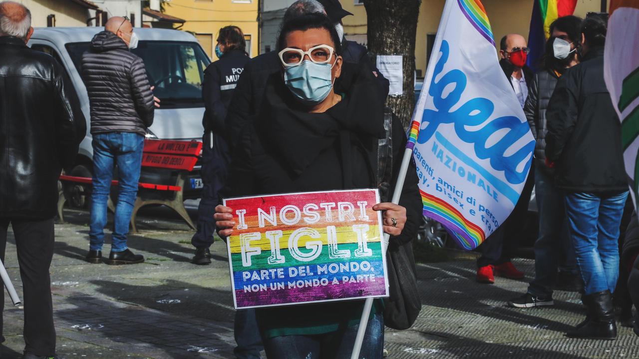 Collesalvetti diventa arcobaleno contro la “lista” della Lega, ma scoppia la polemica