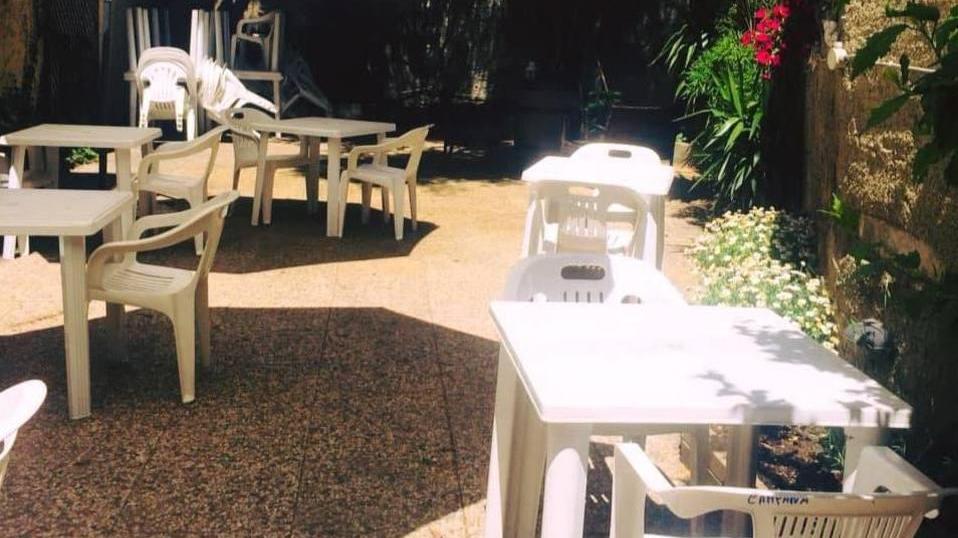 Rubano soldi e vino alla Straccetteria: «È già il secondo furto»