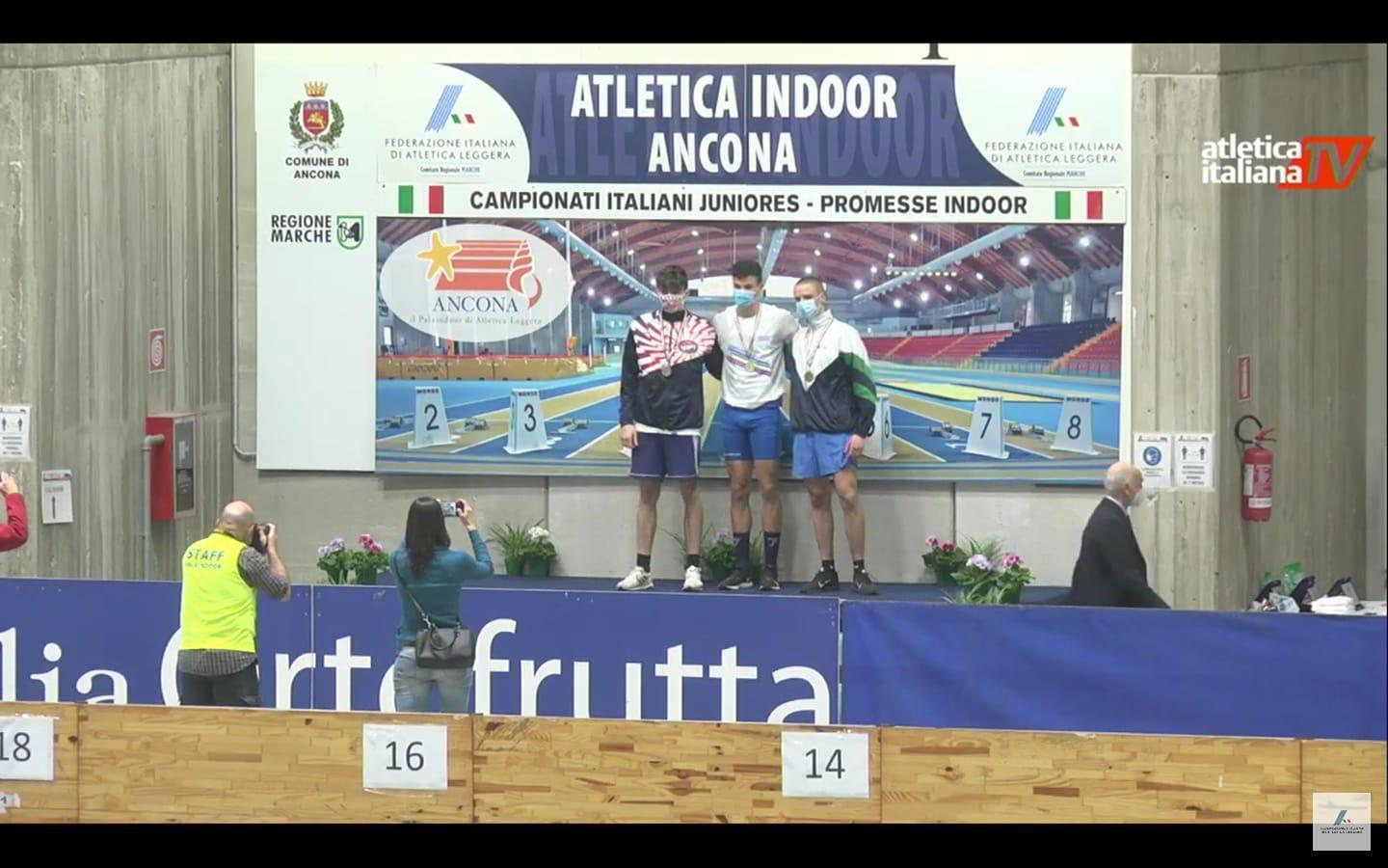 Luiu, al centro, sul podio di Ancona