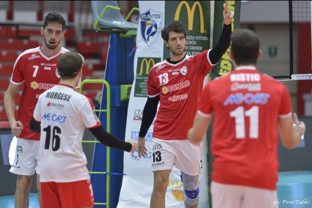 La Conad si prende il primo set, poi è Cantù a dilagare