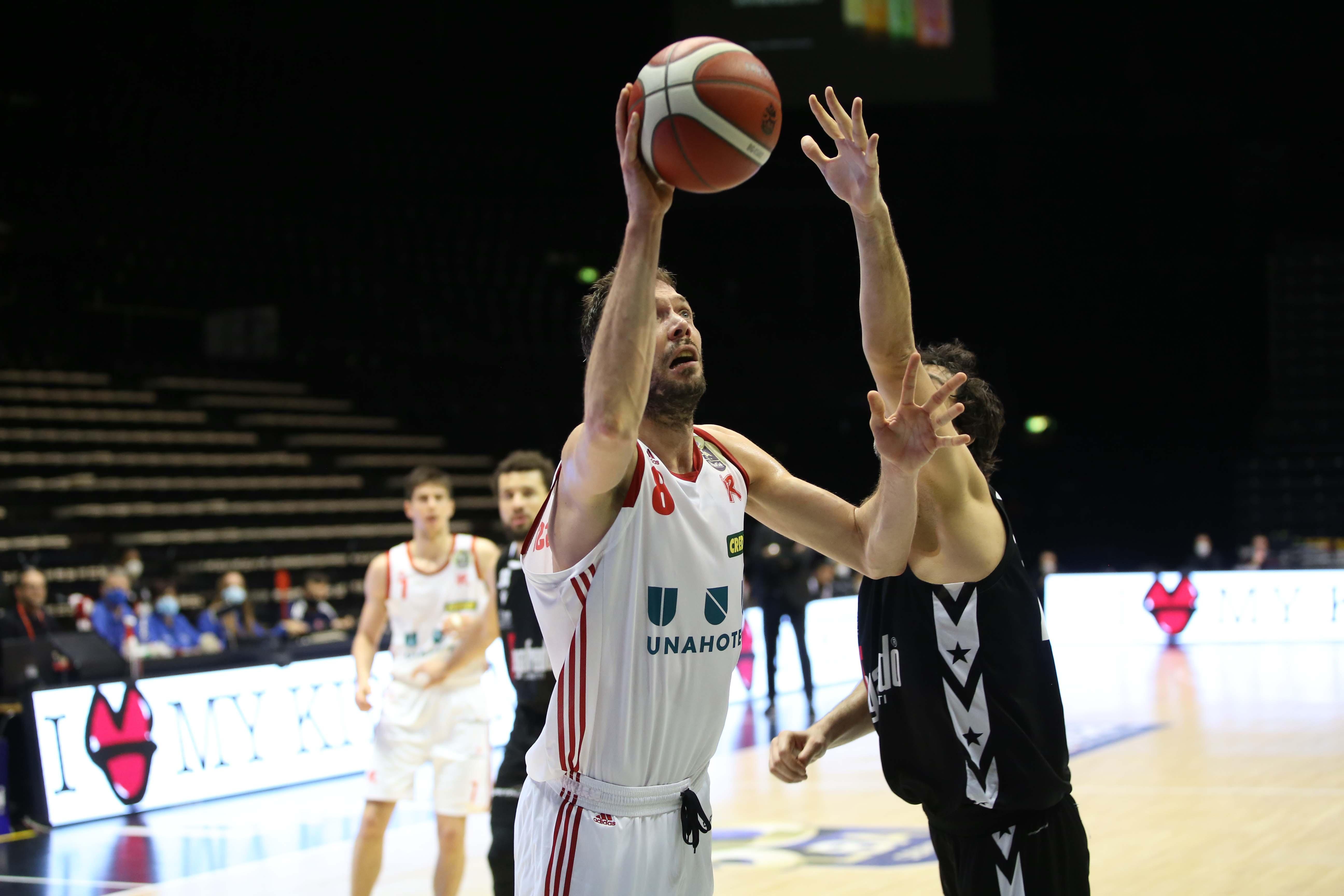 L'ex Baldi Rossi a canestro nel derby con la Virtus