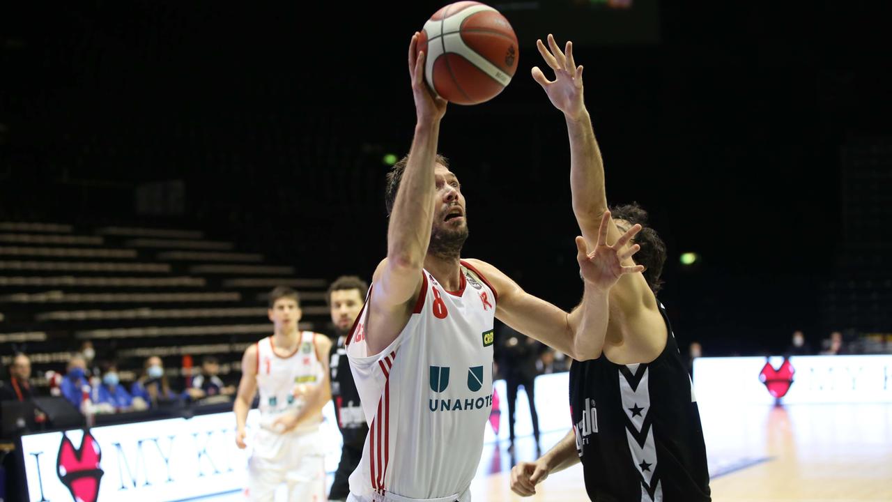 L'ex Baldi Rossi a canestro nel derby con la Virtus