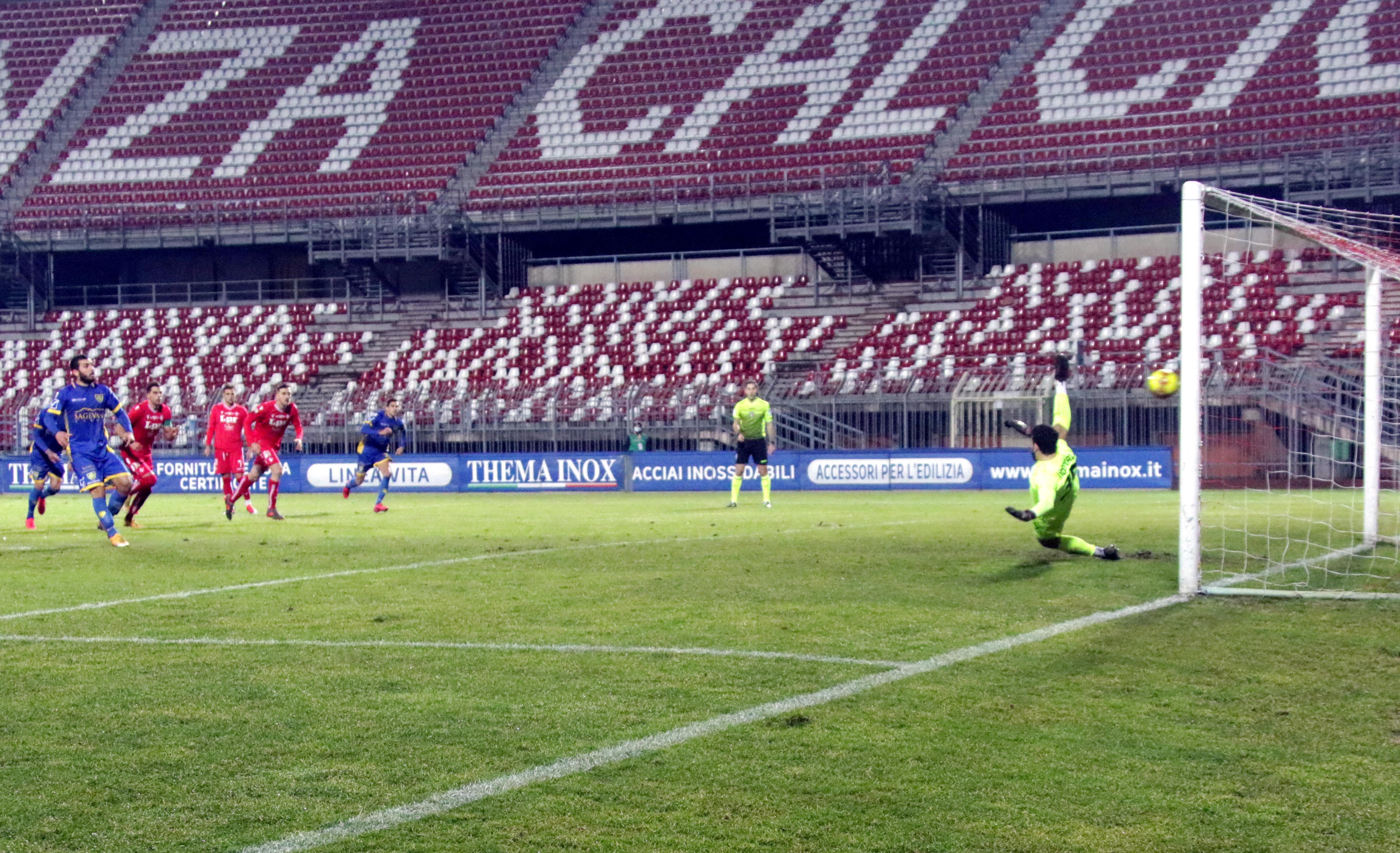 Il rigore di Marilungo del momentaneo 1-0 (foto Editoriale Report)