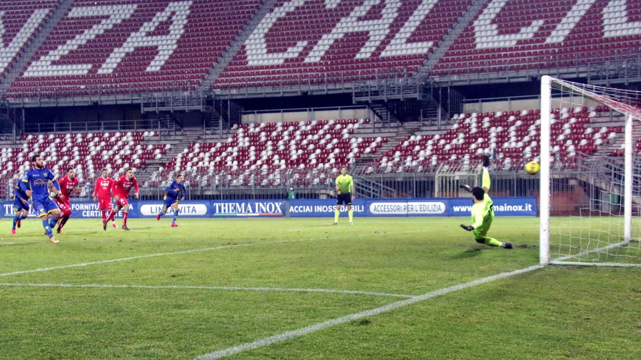 Il rigore di Marilungo del momentaneo 1-0 (foto Editoriale Report)