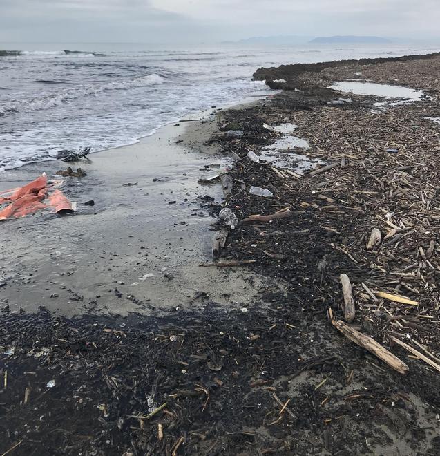 Tornano i cumuli di lavarone sulla spiaggia