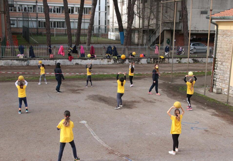 Basta un filo tirato e le bambine del Volley tornano in cortile 