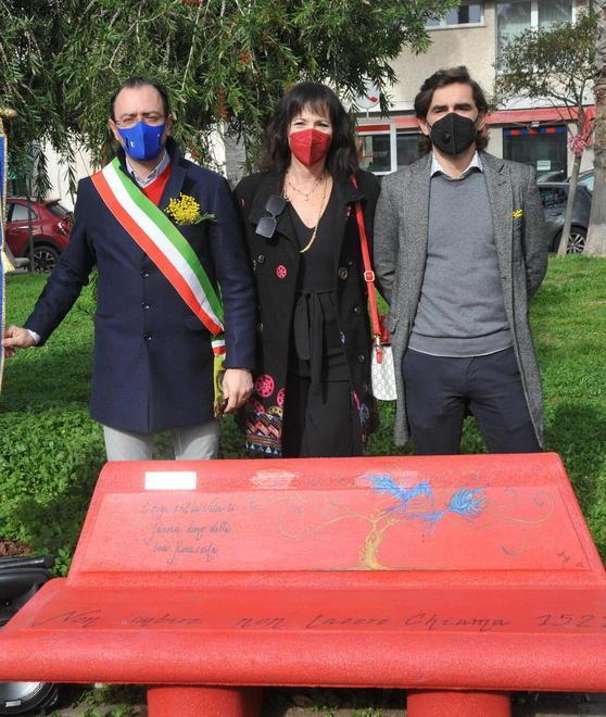Una panchina rossa contro la violenza