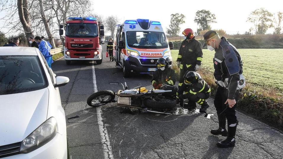 Auto e moto si scontrano Centauro in ospedale