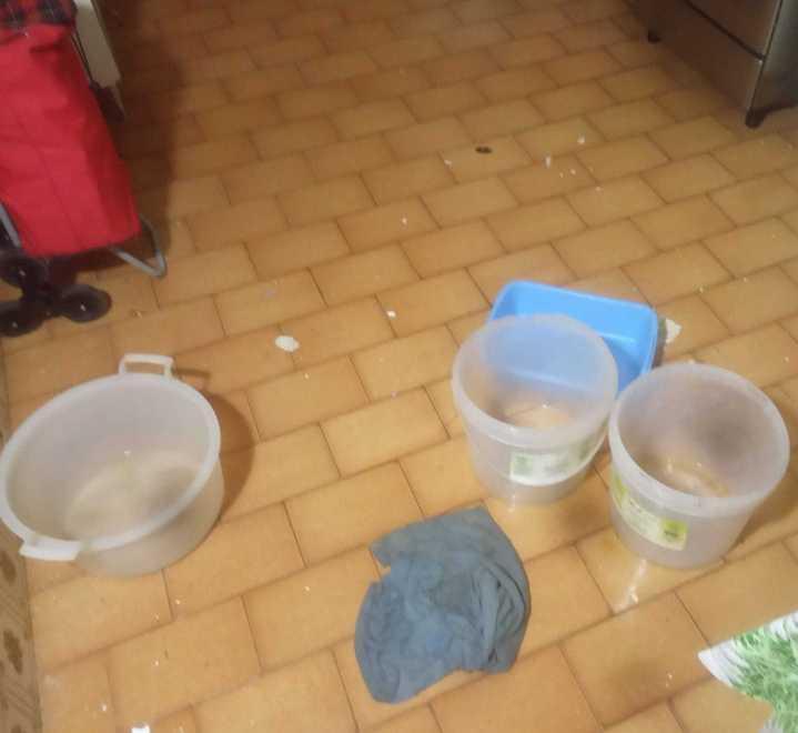 «Travi marce e pioggia dal tetto» Casa evacuata dai vigili del fuoco 