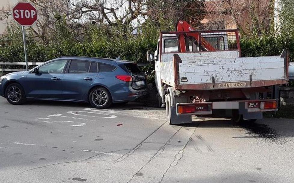 Malore alla guida, camion contro un cancello