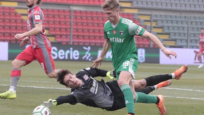 Il Pisa regala, poi l’arbitro fa il resto nerazzurri sconfitti dalla Cremonese