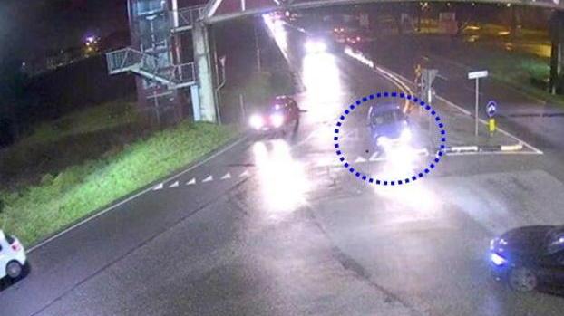 Con l’auto sfascia la segnaletica e scappa via