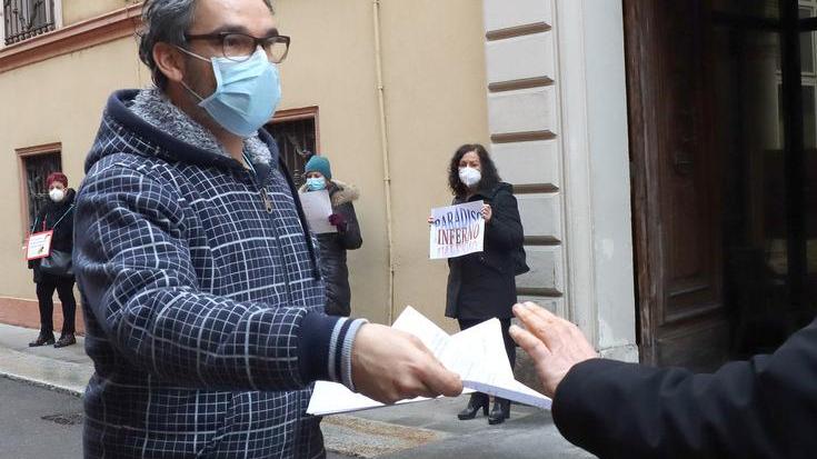 Dai dipendenti la replica in diretta «Amiamo i nostri ospiti, basta bugie»