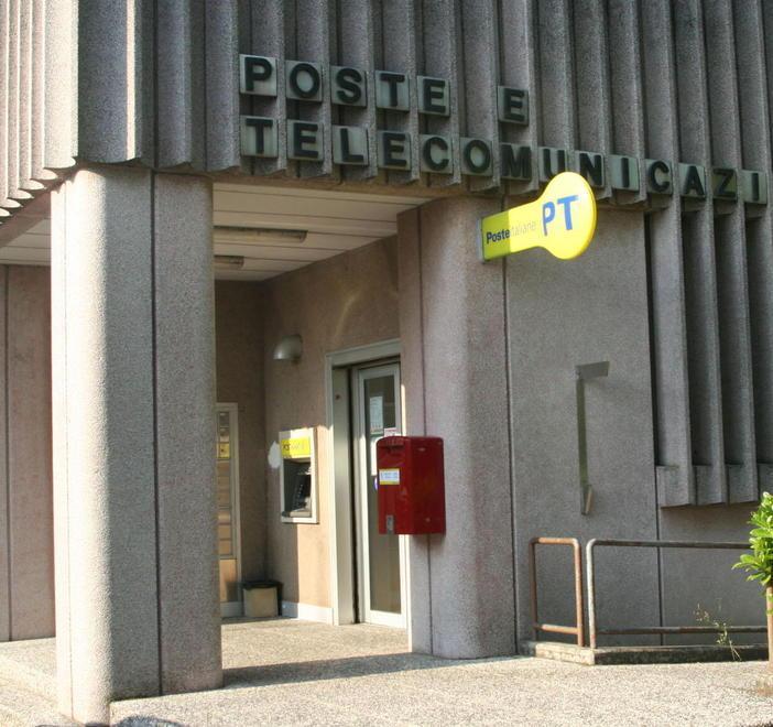 Salta il colpo all’ufficio postale banda in fuga abbandona l’auto 