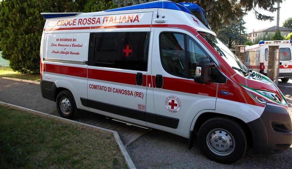 Cade con la bicicletta sulle strade di Grassano Grave un ciclista