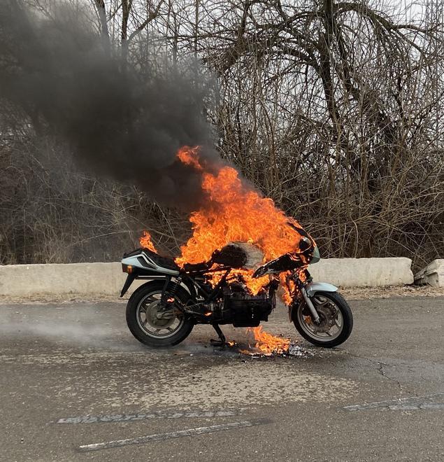 Moto prende fuoco in strada