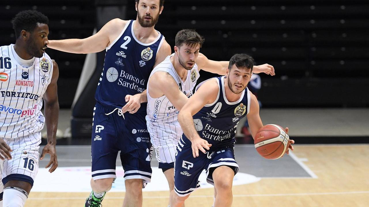 La Dinamo stringe i denti, rimonta e spazza via la Effe