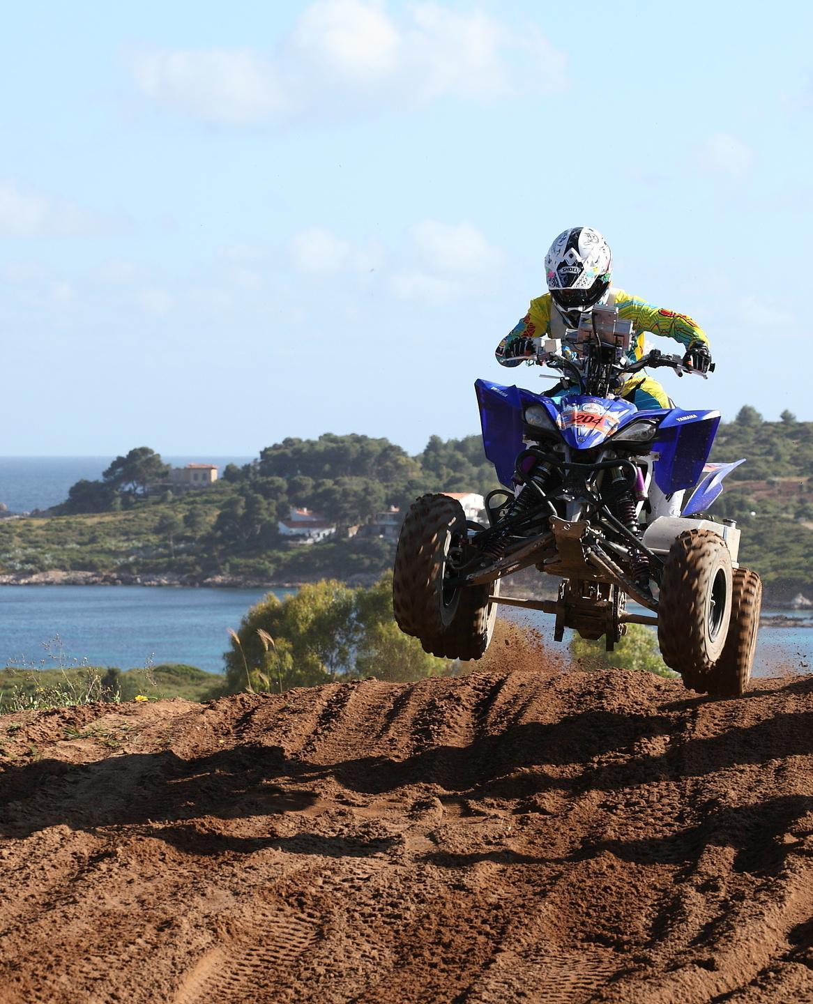 Travolta da una moto nella pista di cross: è grave 