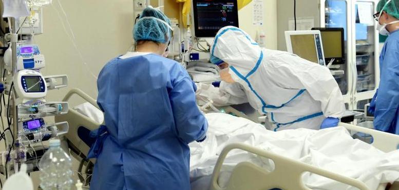 Modena Covid, parenti in corsia per i casi più gravi 