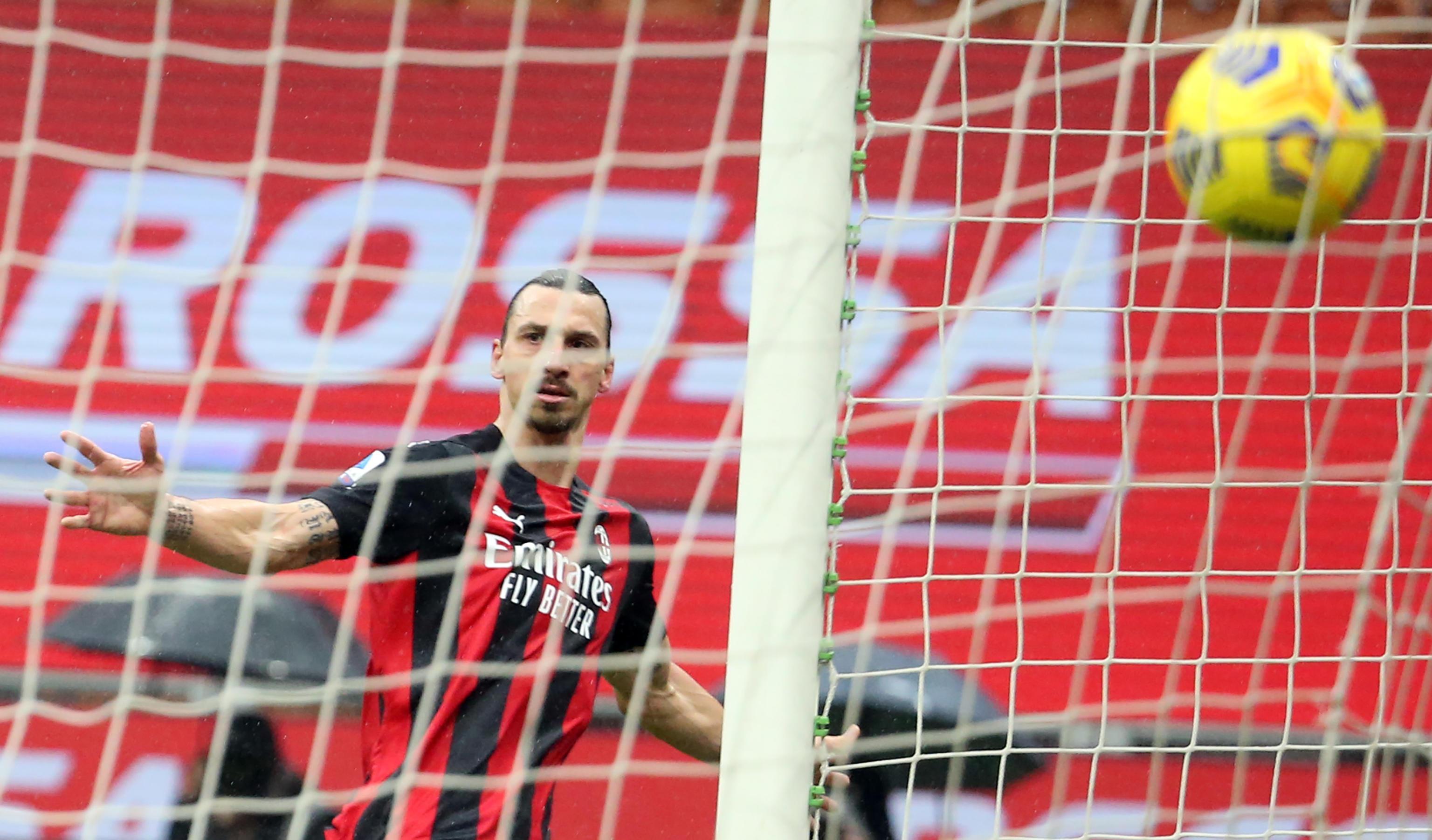 Zlatan Ibrahimovic realizza il suo secondo gol al Crotone