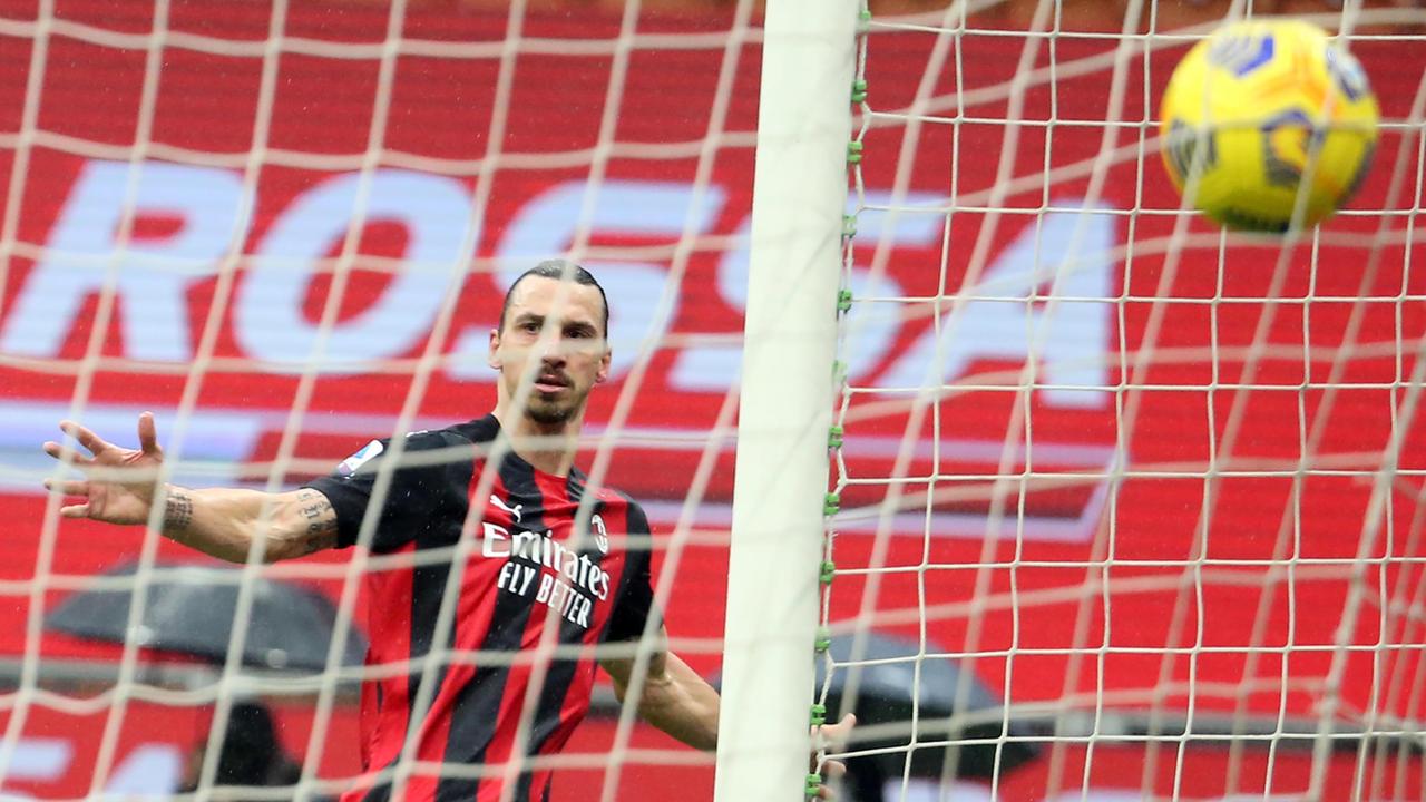 Zlatan Ibrahimovic realizza il suo secondo gol al Crotone