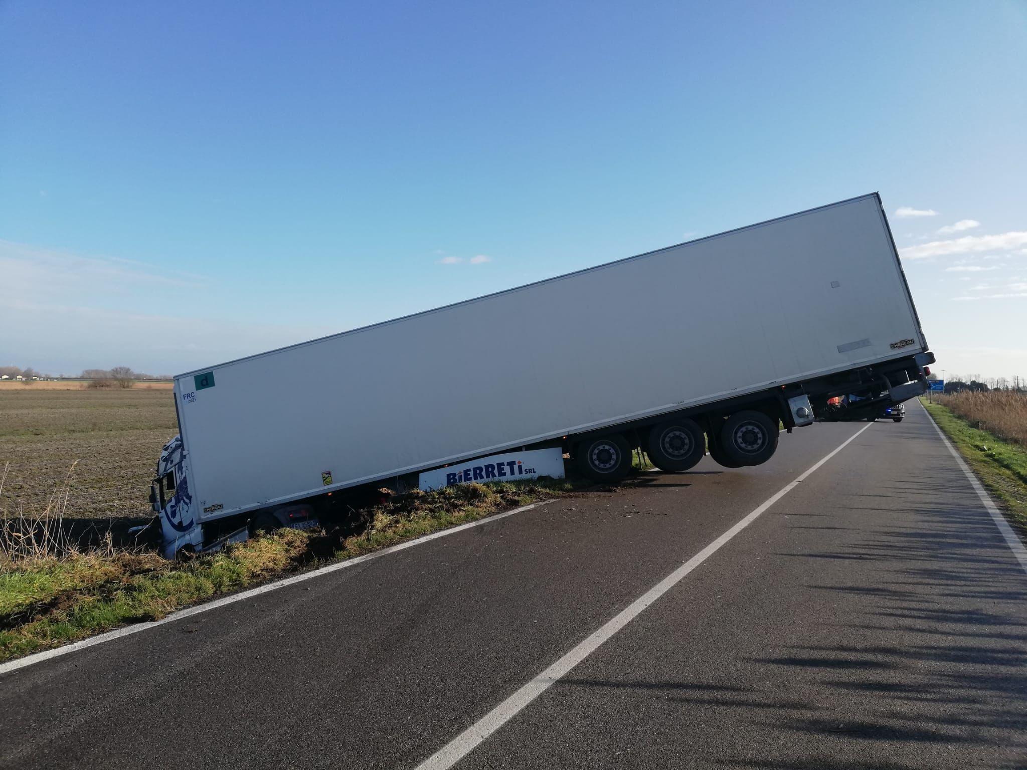 Bosco Mesola, tir esce di strada e blocca la via: traffico sospeso