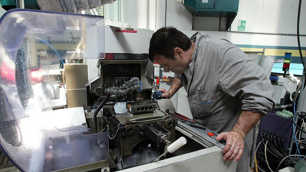 Un lavoratore metalmeccanico (Foto d'archivio)