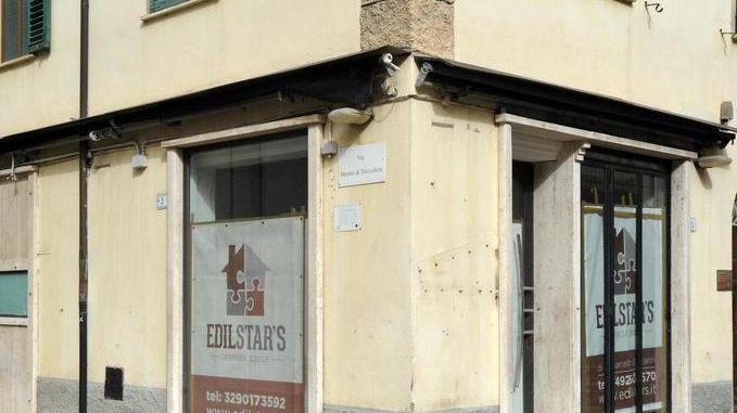 Saracinesche giù, in centro arrivano gli uffici