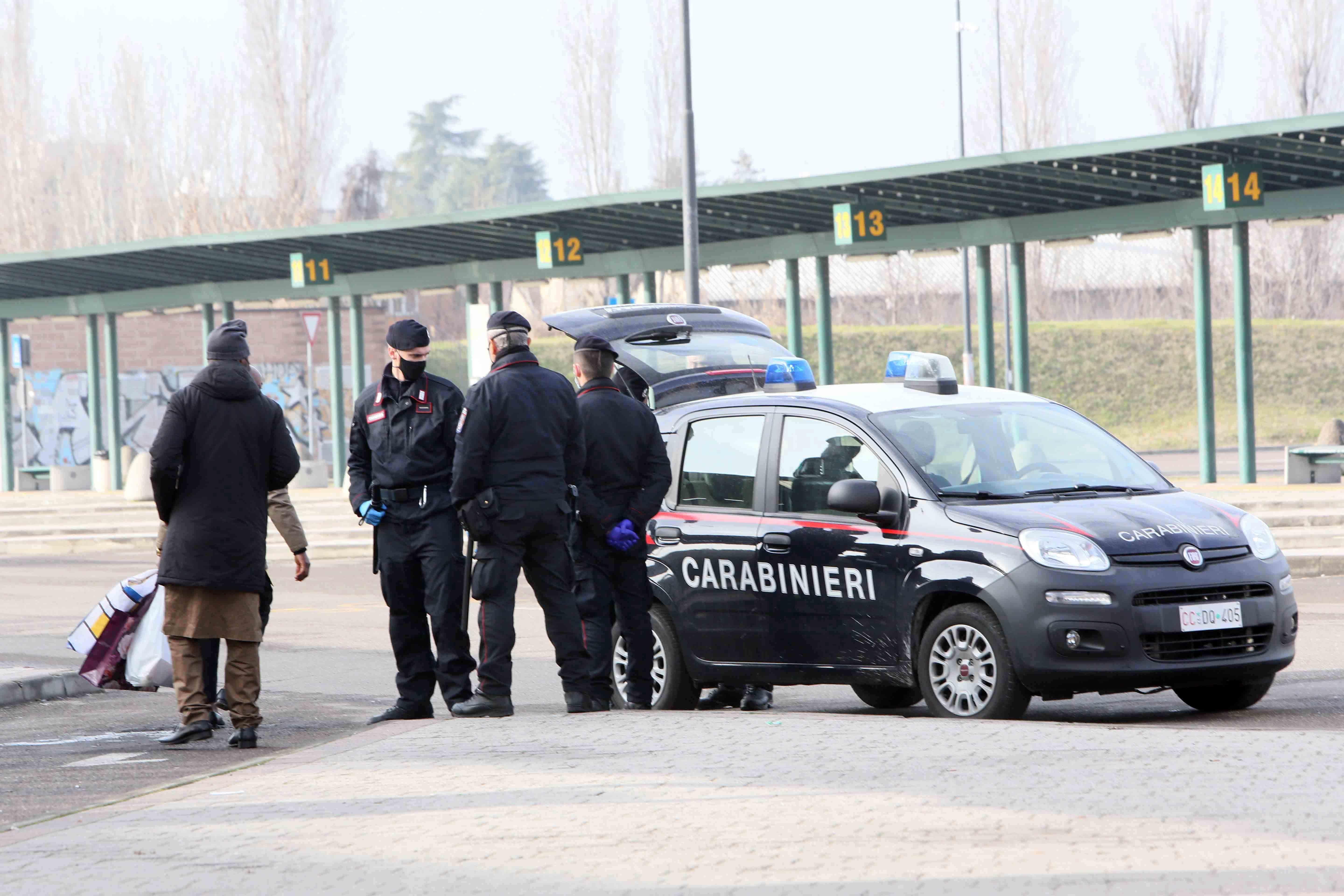 I carabinieri passano al setaccio piazzale Europa e la stazione, droga anche tra i binari