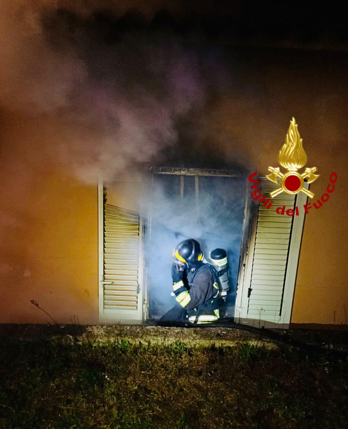 Loiri, a fuoco un appartamento: anziano intossicato  