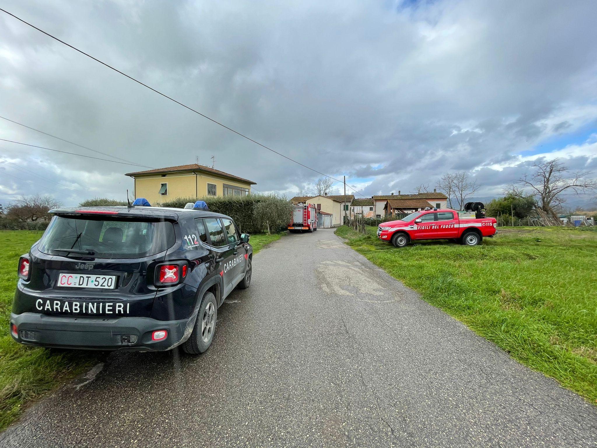 Carabinieri e vigili del fuoco in località Violi, a Monsummano, dove è stato scoperto il cadavere di un uomo in un pozzo (Foto Nucci)