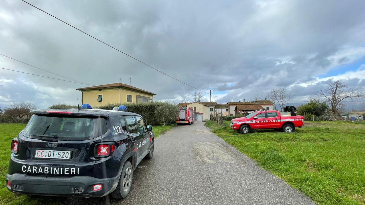 Carabinieri e vigili del fuoco in località Violi, a Monsummano, dove è stato scoperto il cadavere di un uomo in un pozzo (Foto Nucci)