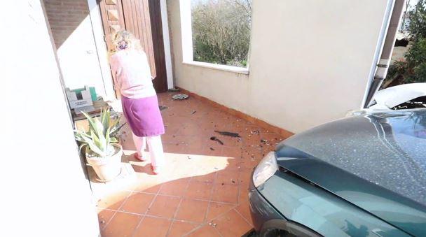 Portomaggiore, accelera anziché frenare: con l'auto sulla porta di casa
