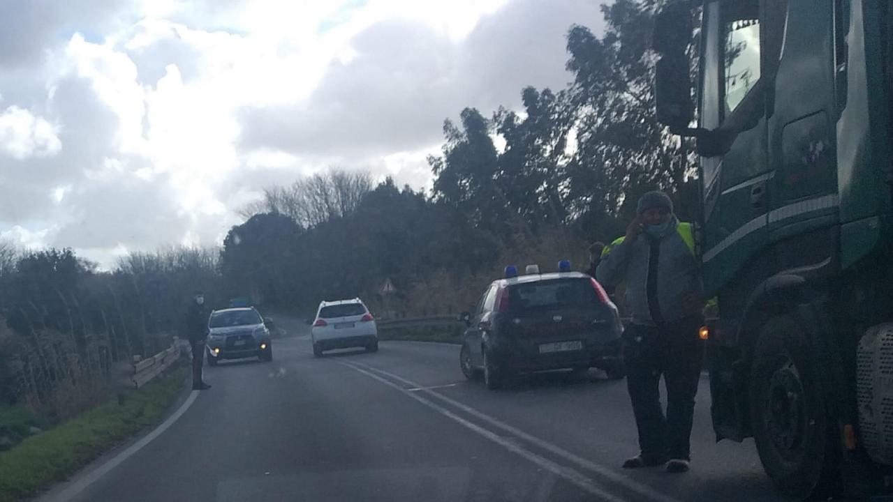 Il Tir fermo con i carabinieri impegnati ad assicurare la viabilità