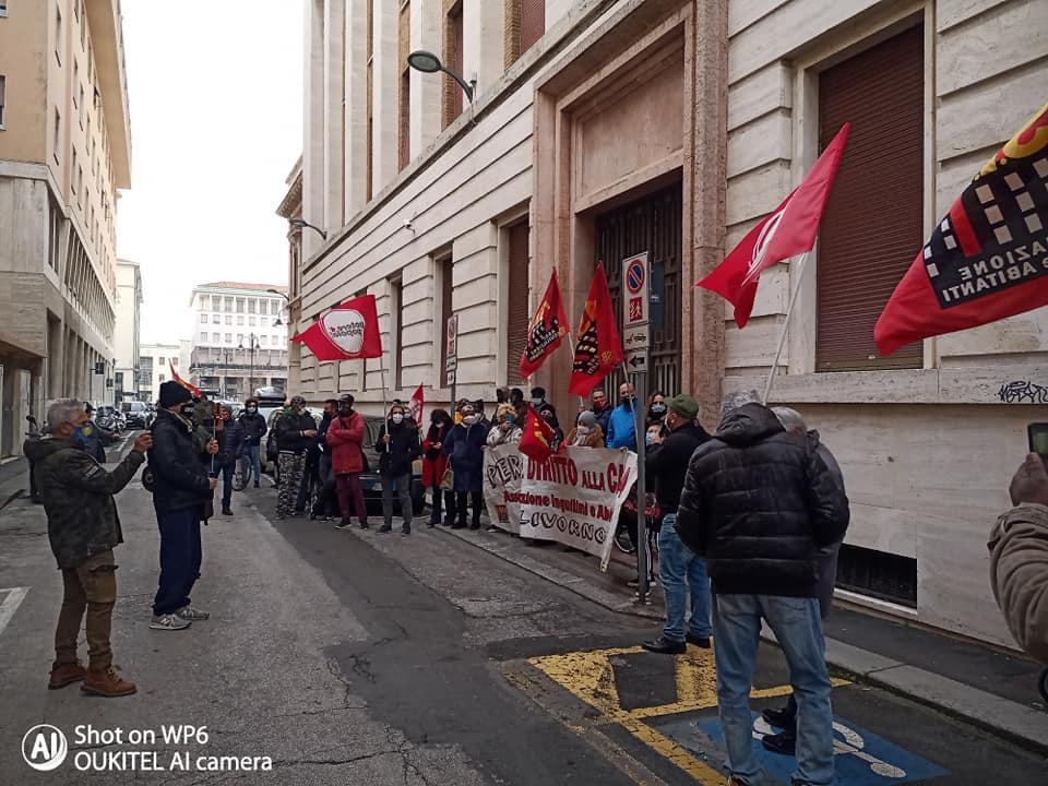 «No ai prefabbricati per gli sfrattati». E occupano il palazzo vuoto dell’Inps nel centro di Livorno  