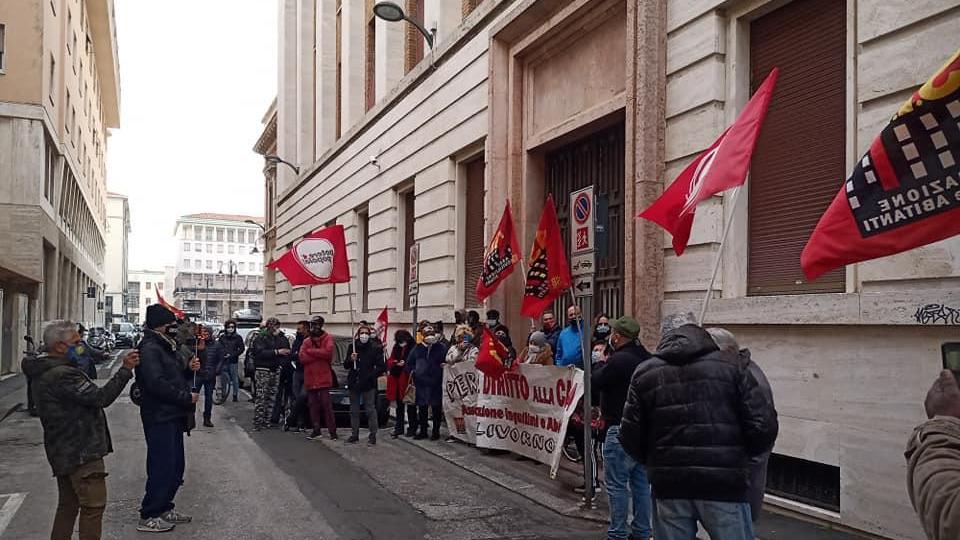 «No ai prefabbricati per gli sfrattati». E occupano il palazzo vuoto dell’Inps nel centro di Livorno