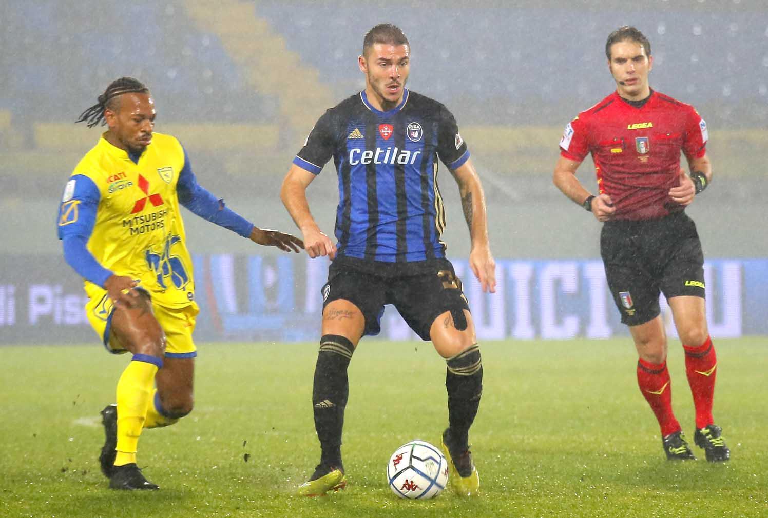 Marconi affrontato da Obi in Pisa-Chievo