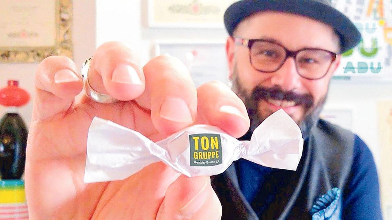 David Ulivagnoli mostra una sua caramella all’argilla