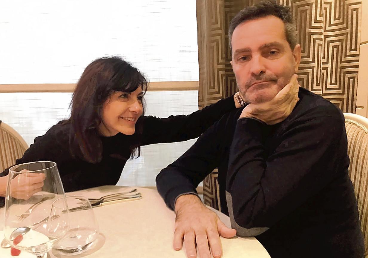 Riccardo Pieri con la moglie Michela al ristorante dopo il recupero dalla malattia