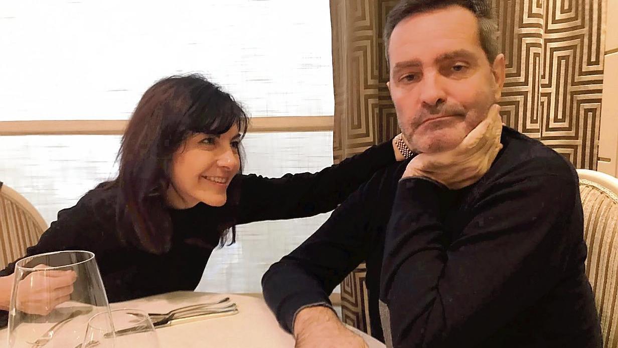 Riccardo Pieri con la moglie Michela al ristorante dopo il recupero dalla malattia
