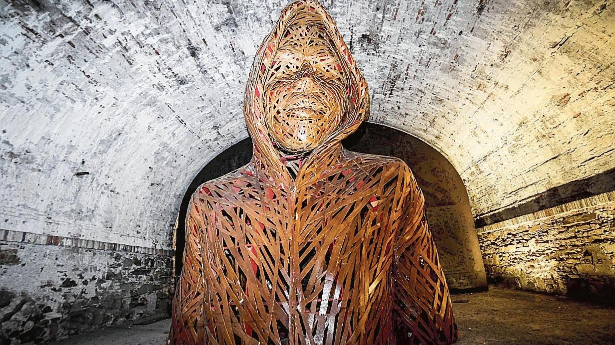 L’opera “Hoodie” esposta nei sotterranei del baluardo San Paolino a Lucca foto sernacchioli
